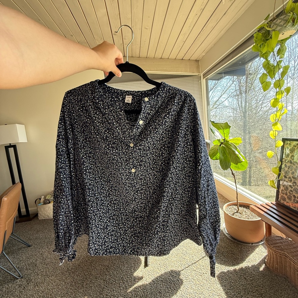Old Navy Blue and White Blouse with V-Neck and Long Sleeves